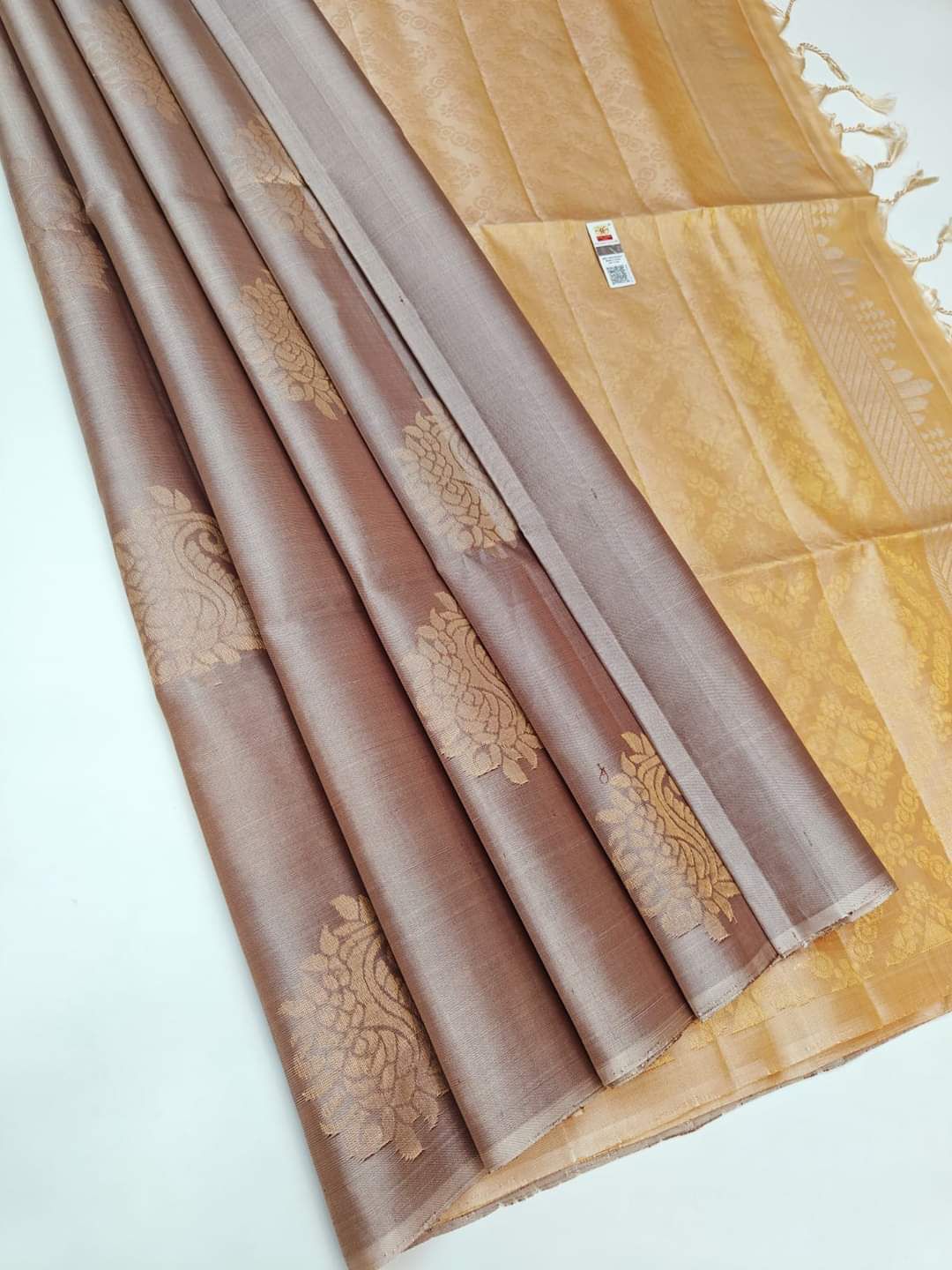 Elevate your ethnic wardrobe with our Soft Lichi Silk Saree!