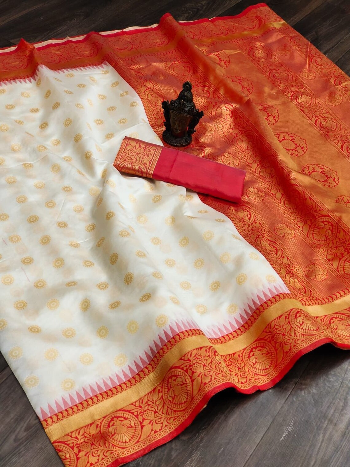 Elegantly Woven Kanjivaram Silk Blend Saree