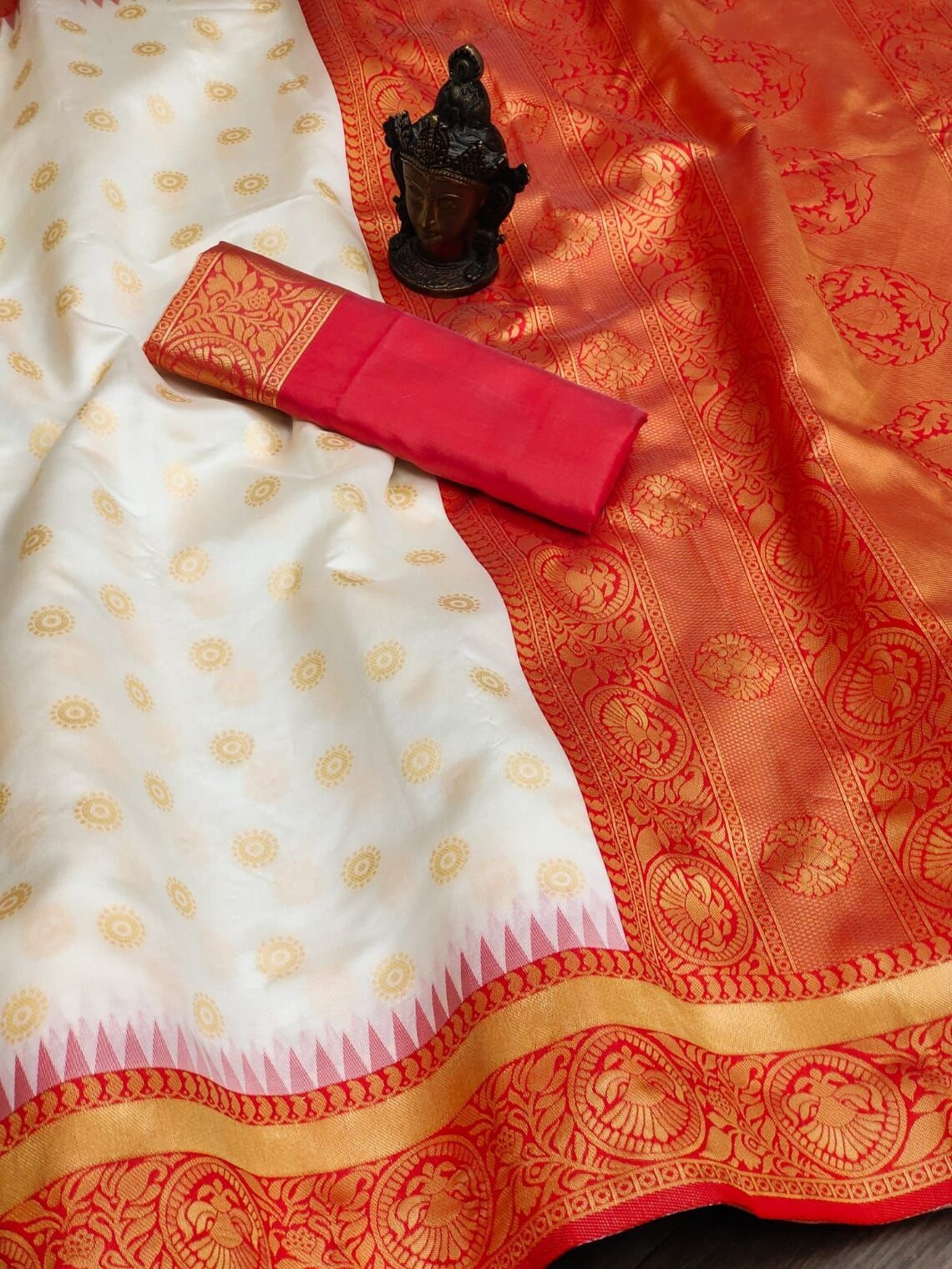 Elegantly Woven Kanjivaram Silk Blend Saree