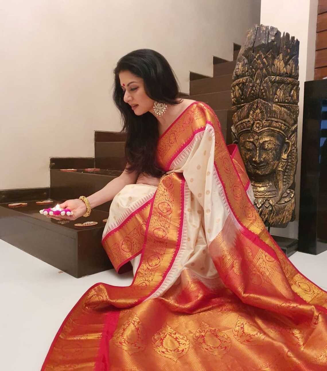 Elegantly Woven Kanjivaram Silk Blend Saree